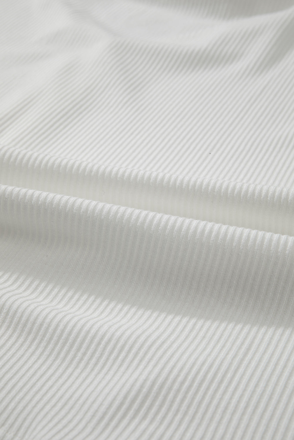 Geripptes Oberteil mit Spitzendetail und langen Ärmeln