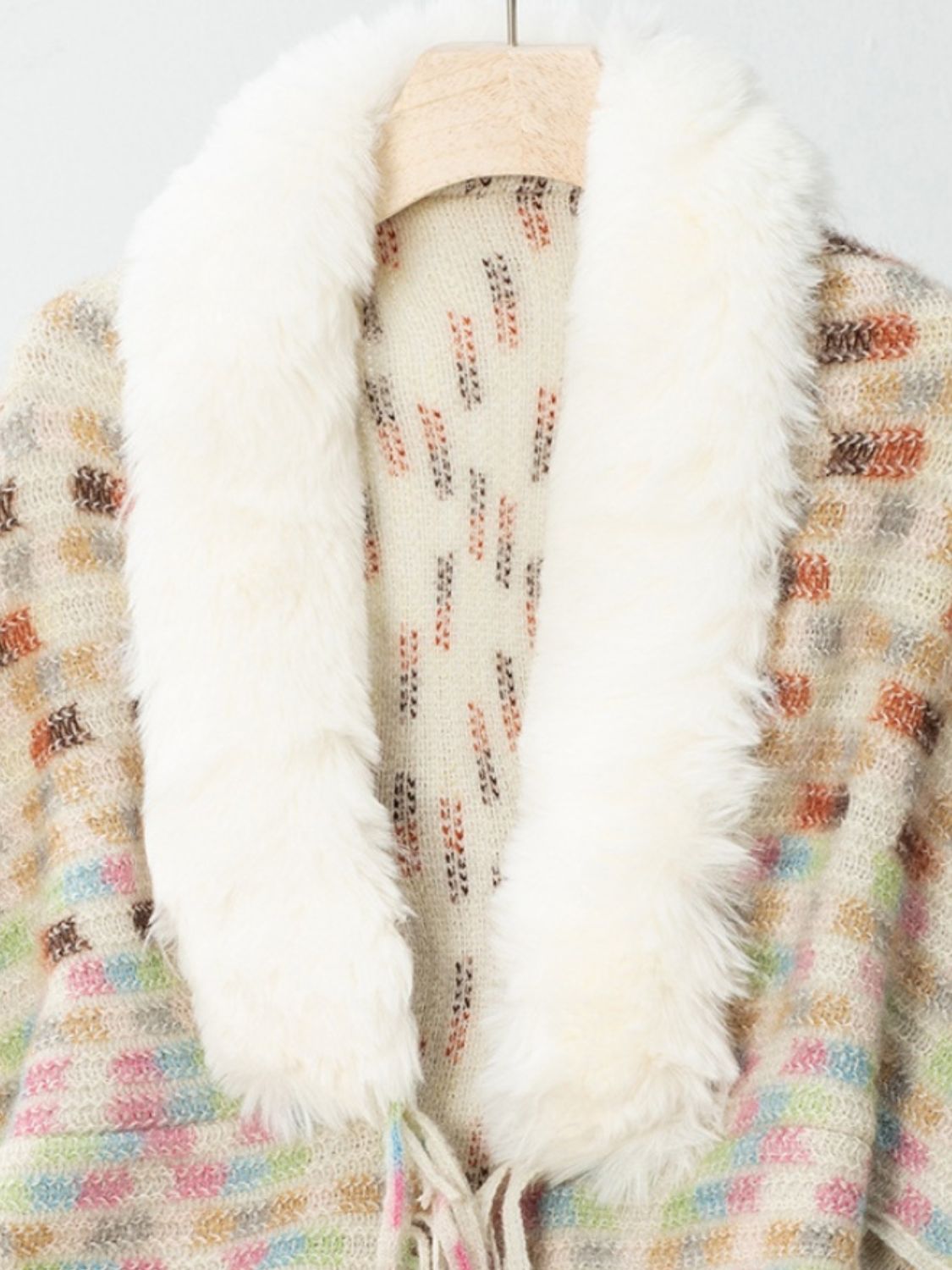 Flauschiger Poncho mit Fransen und offener Vorderseite