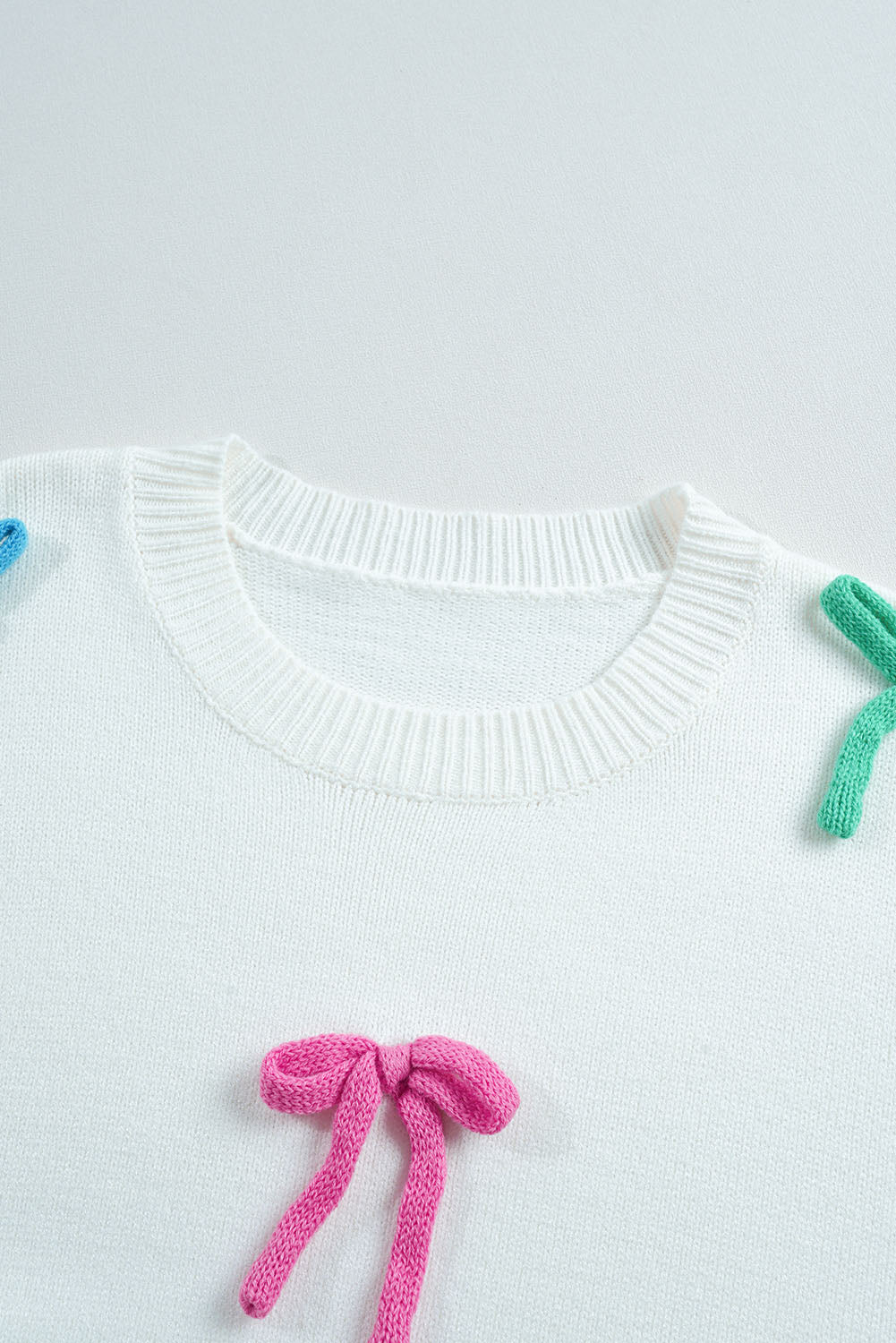 Pullover mit Rundhalsausschnitt, Kontrastschleife und überschnittenen Schultern