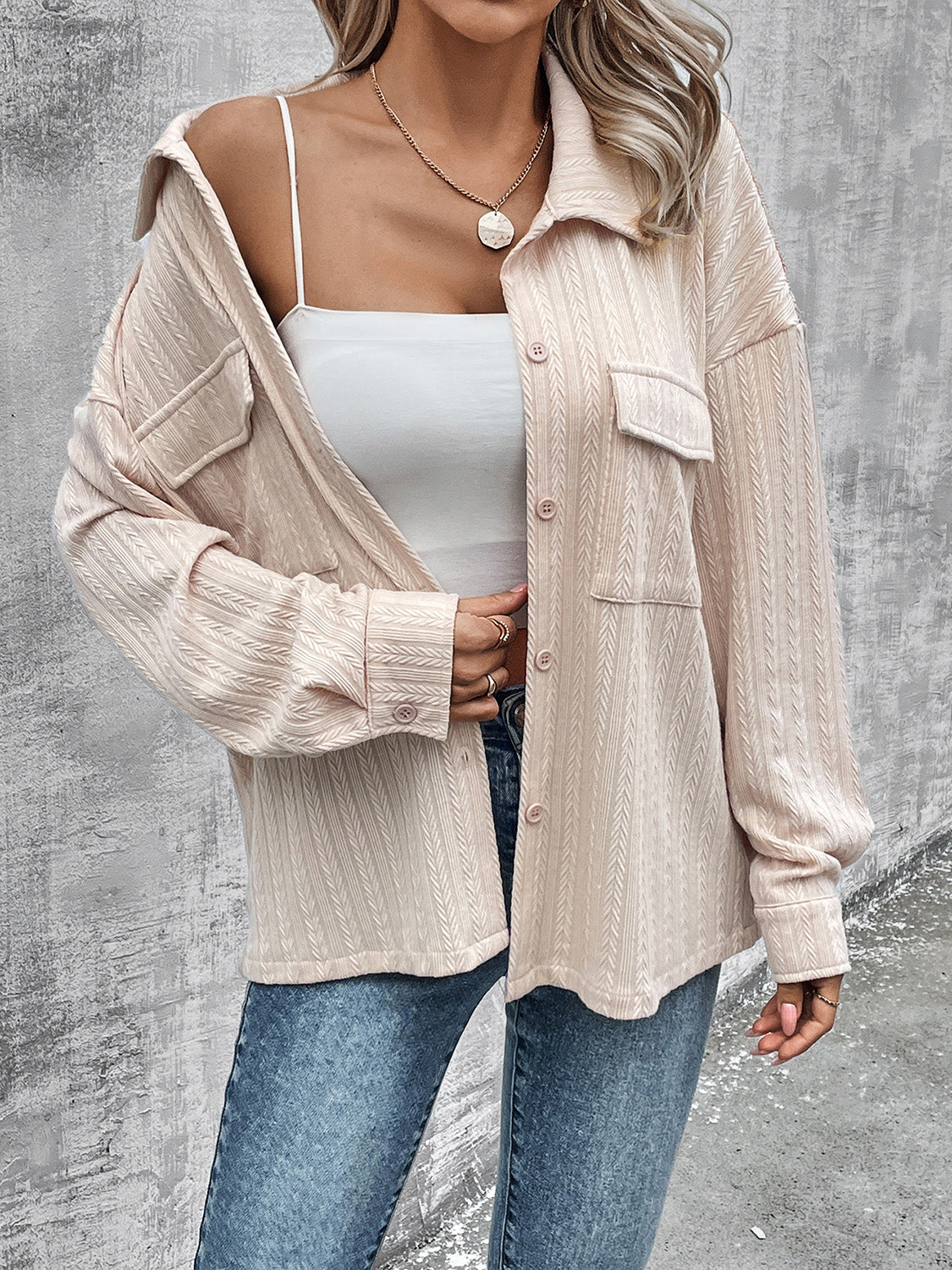 Jacke mit Taschen und Knöpfen und überschnittenen Schultern