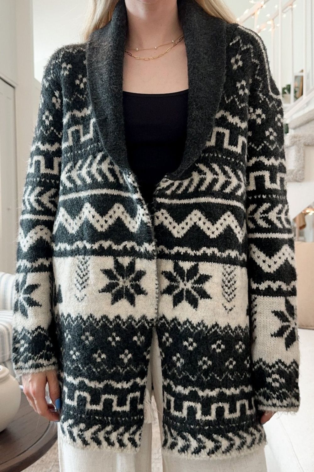 Langärmlige Strickjacke mit Schneeflocken-Kragen