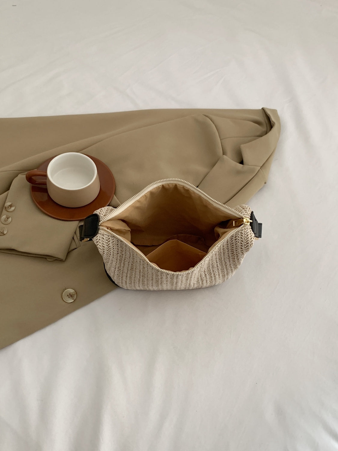 Schultertasche aus geflochtenem Stroh mit verstellbarem Riemen