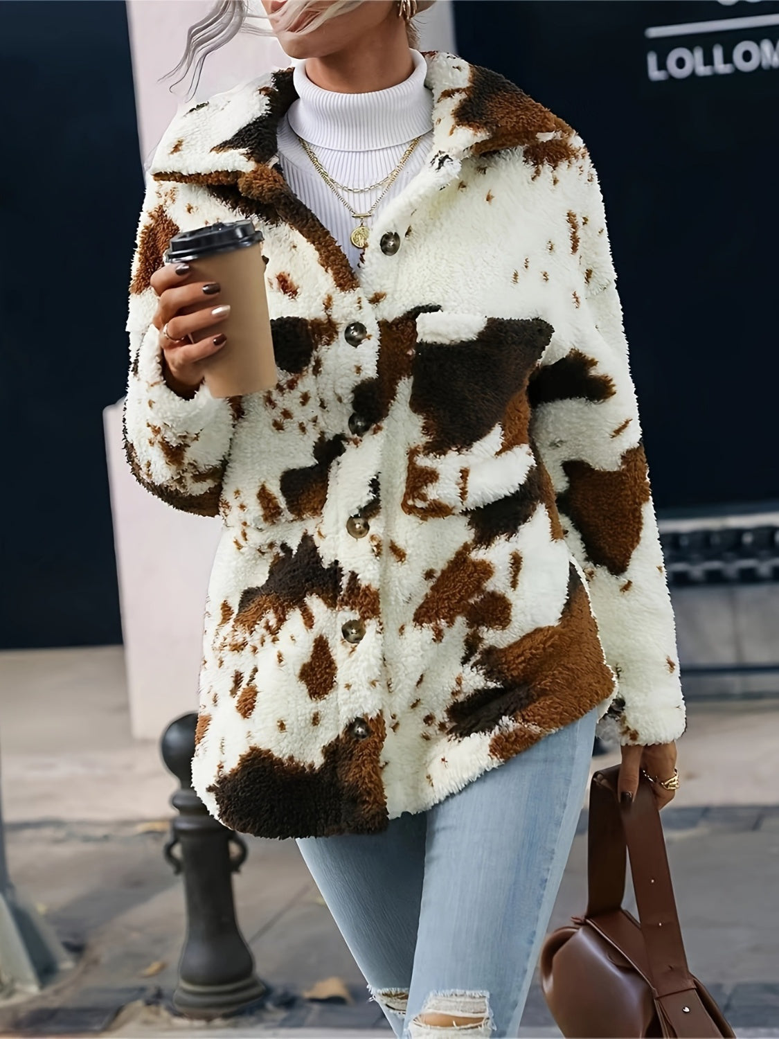 Flauschige Jacke mit Kragen und Knopfleiste im Kuh-Print