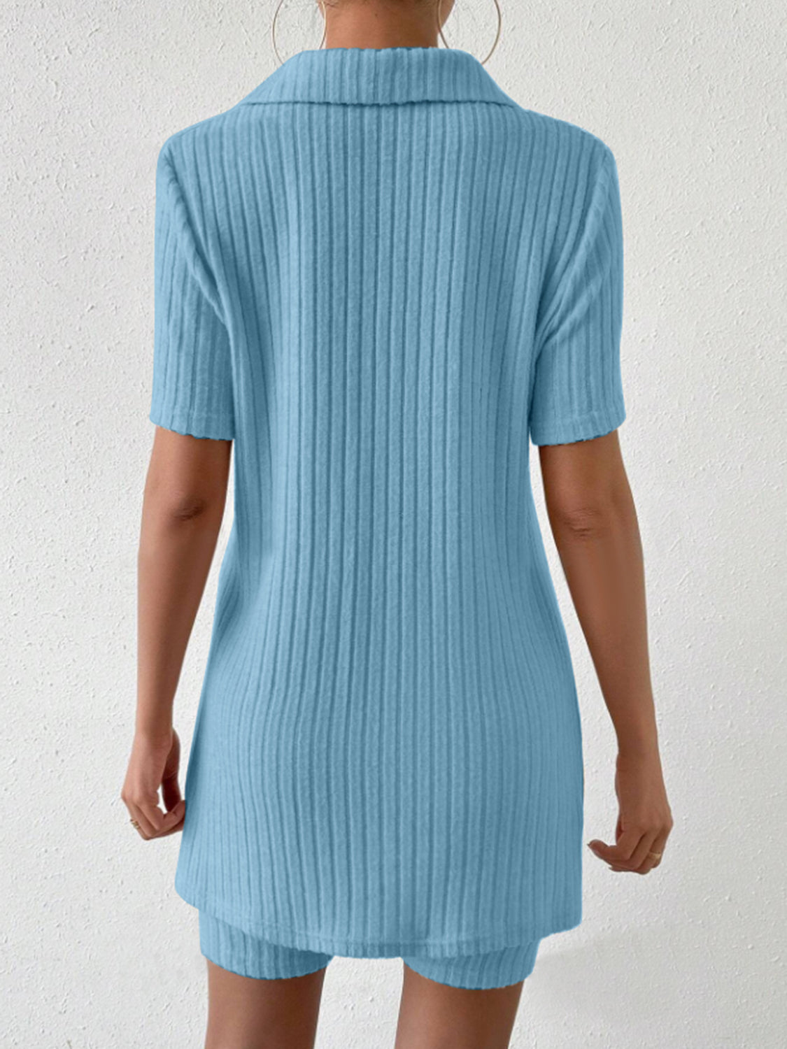 Set aus kurzärmligem Top und Shorts mit Johnny-Kragen