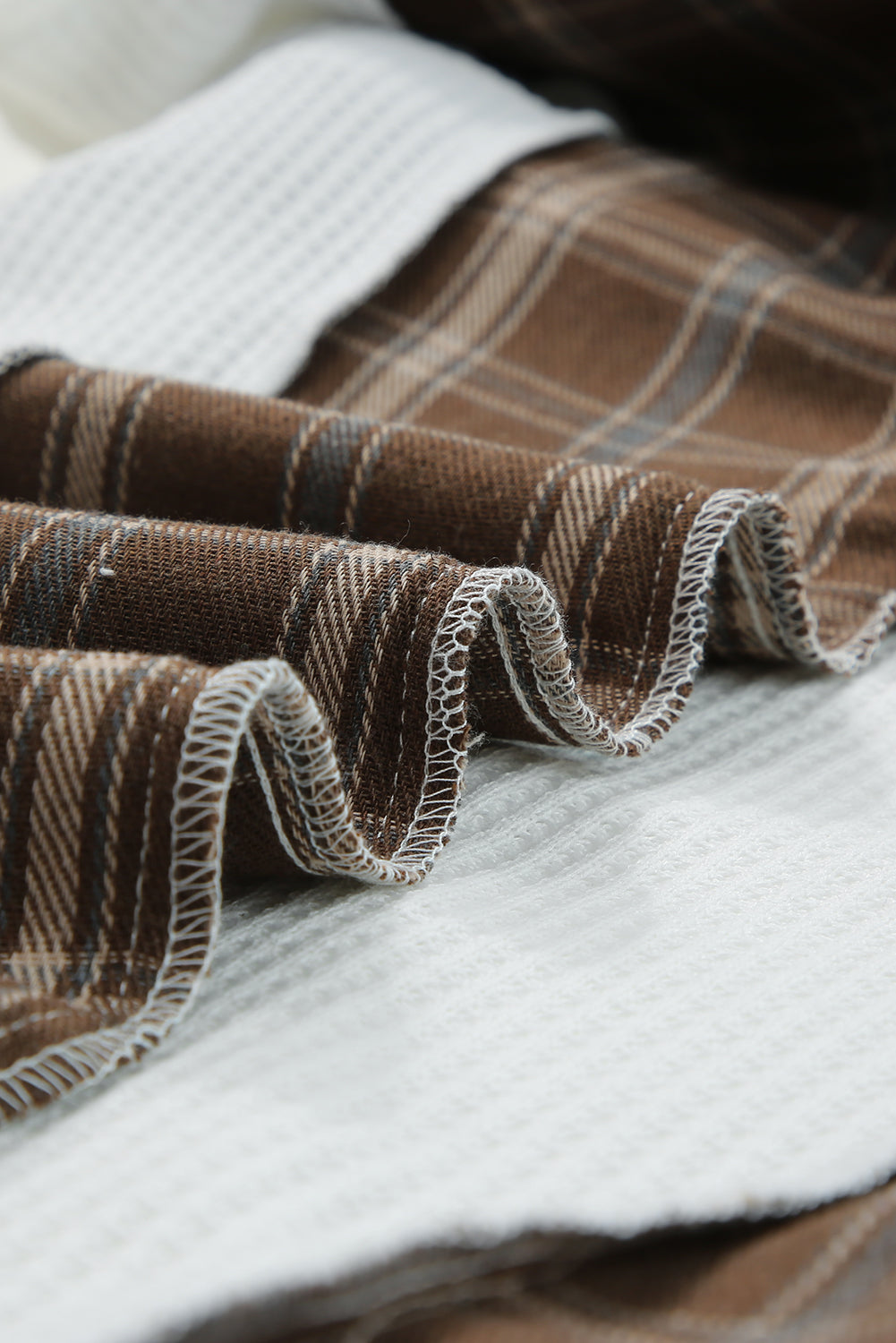 Langärmliger Kapuzenpullover mit Waffelstrickmuster und Kängurutasche