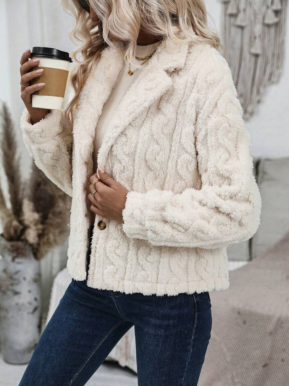 Flauschige Jacke mit Knopfleiste und Kragen
