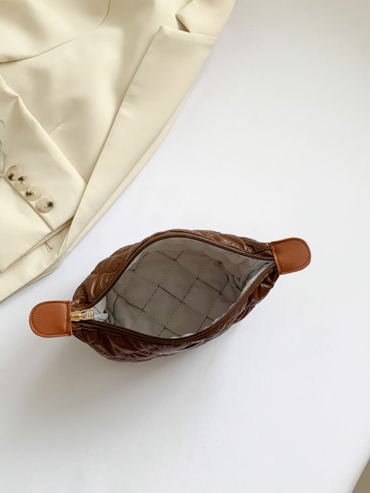 Solide gesteppte Clutch mit Reißverschluss