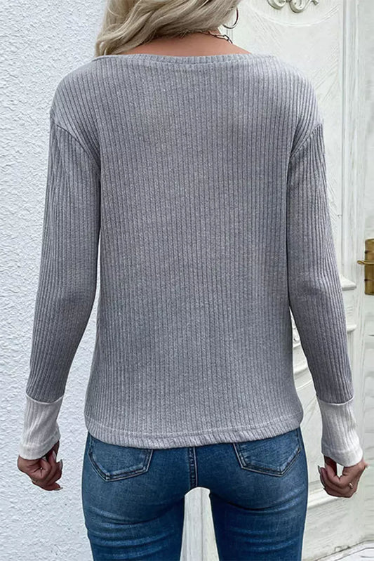 Geripptes Oberteil mit V-Ausschnitt und Tasche im Farbblockdesign