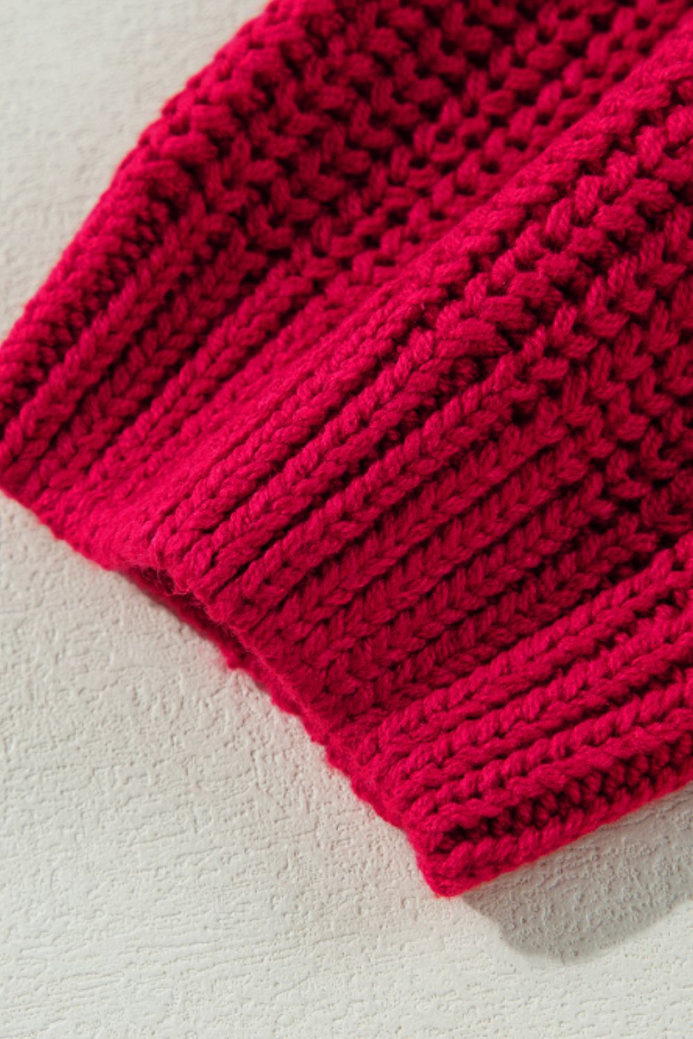 Schulterfreier Pullover mit langen Ärmeln