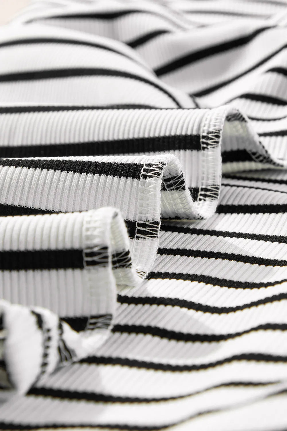 Gestreiftes Set mit langärmligem Oberteil und Shorts mit Rundhalsausschnitt