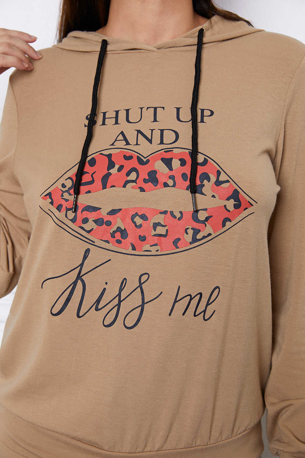 SHUT UP AND KISS ME Set mit Kapuzenoberteil mit Lippenmotiv und Hose mit Kordelzug
