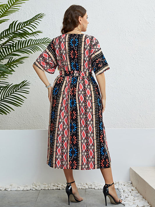 Bohemian-Midikleid mit V-Ausschnitt und Bindegürtel in Übergröße