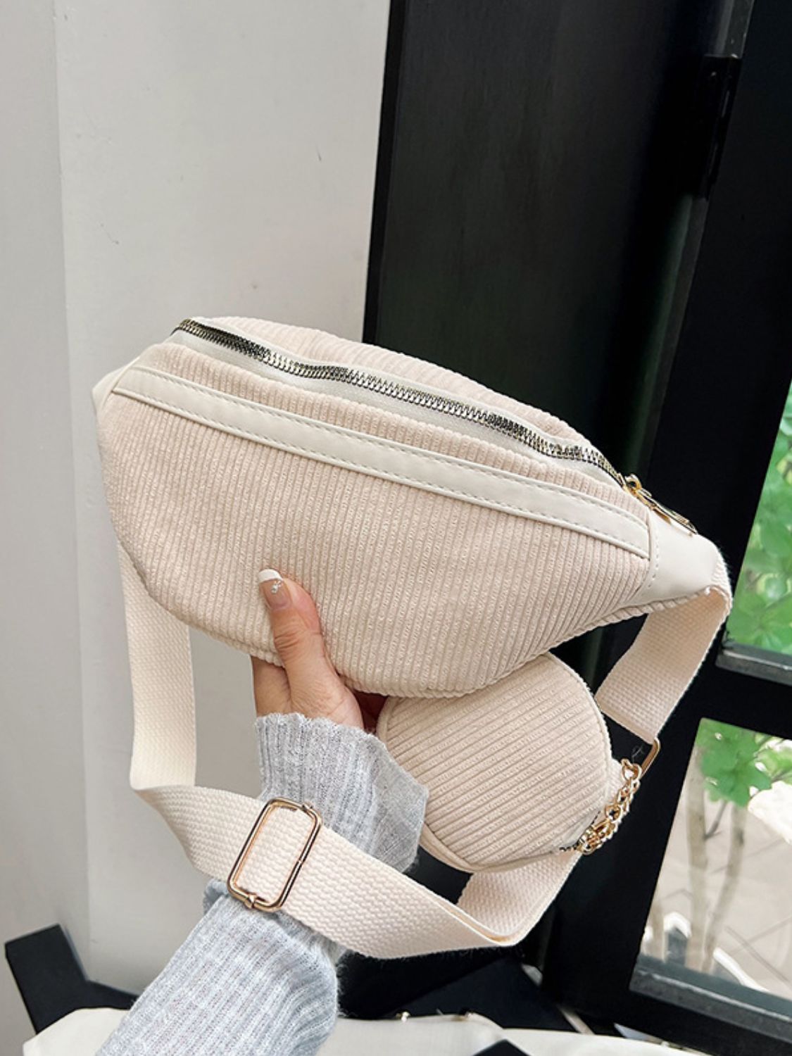 Umhängetasche aus Cord mit verstellbarem Riemen und Beutel