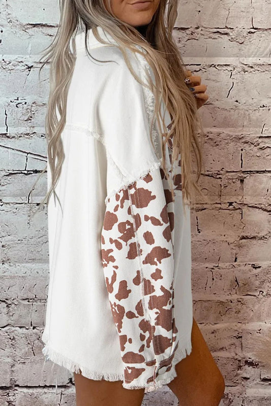 Langärmlige Jeansjacke mit Animalprint und offenem Saum