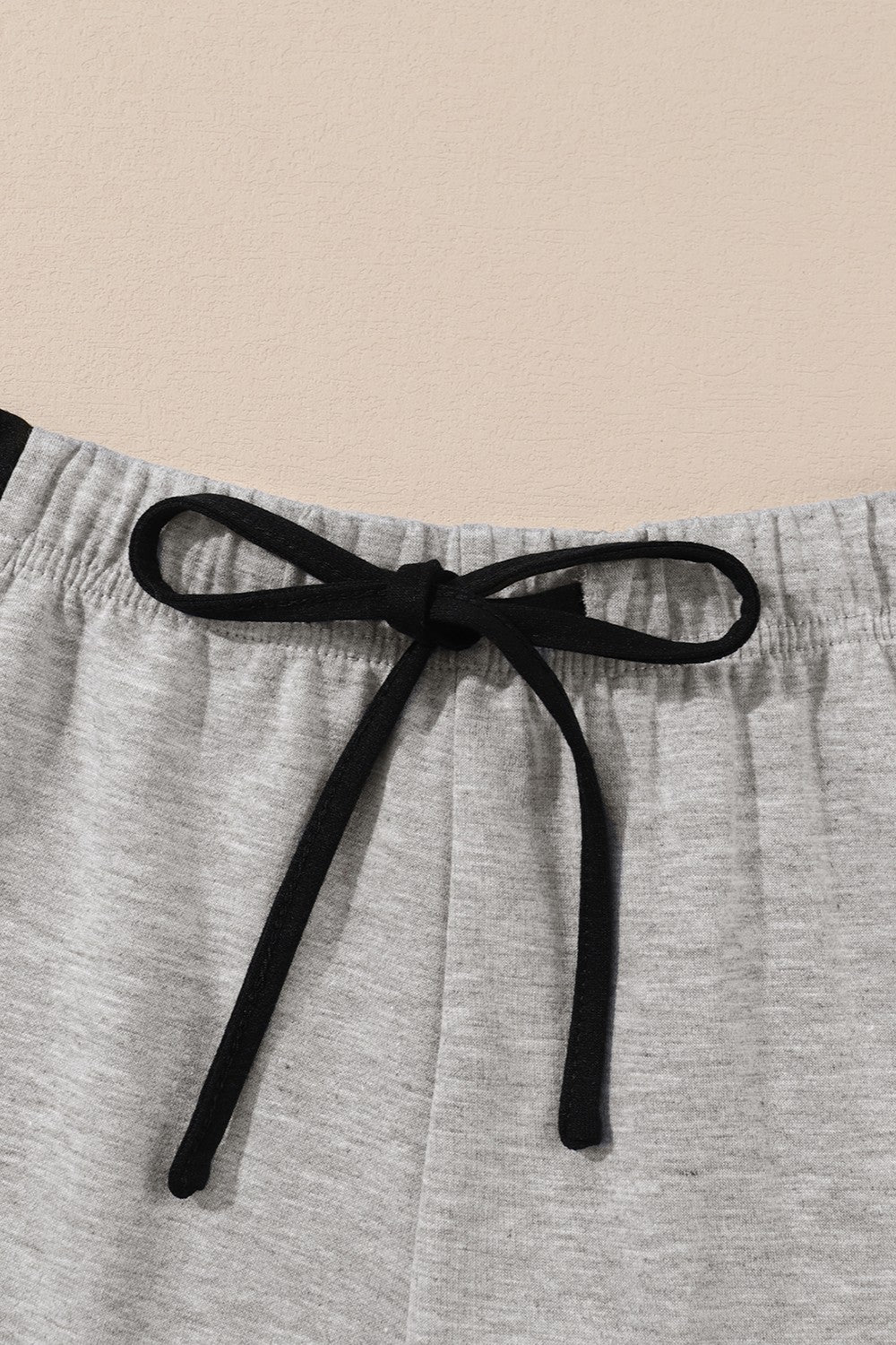 Lounge-Set mit langärmligem Oberteil und Shorts mit Leopardenmuster