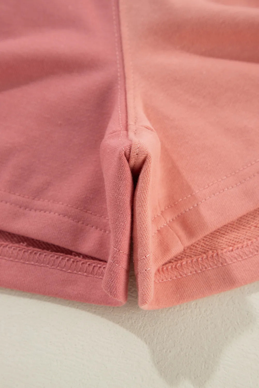 Set aus Oberteil und Shorts mit Rundhalsausschnitt in Farbblock-Optik