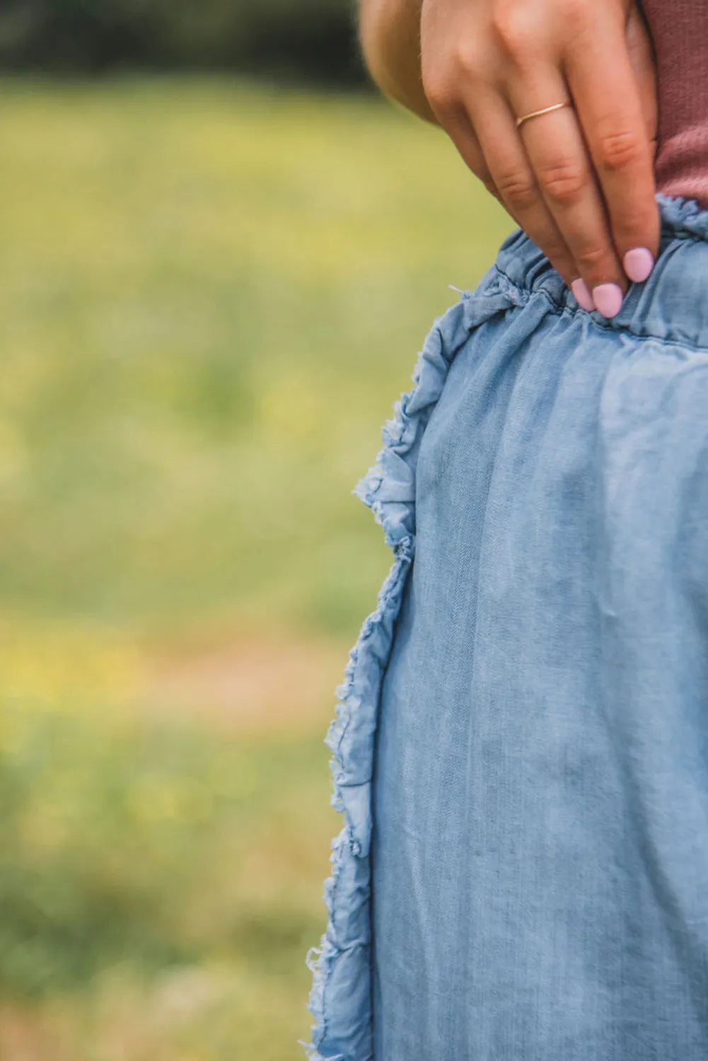 Jeans mit weitem Bein und ungesäumtem Saum