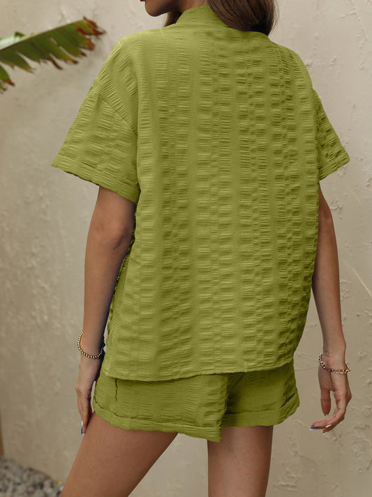 Conjunto de top y pantalones cortos de manga corta con cuello y cuello