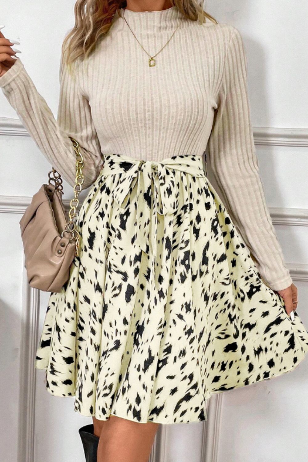 Bedrucktes, langärmliges Kleid mit Stehkragen und Bindegürtel