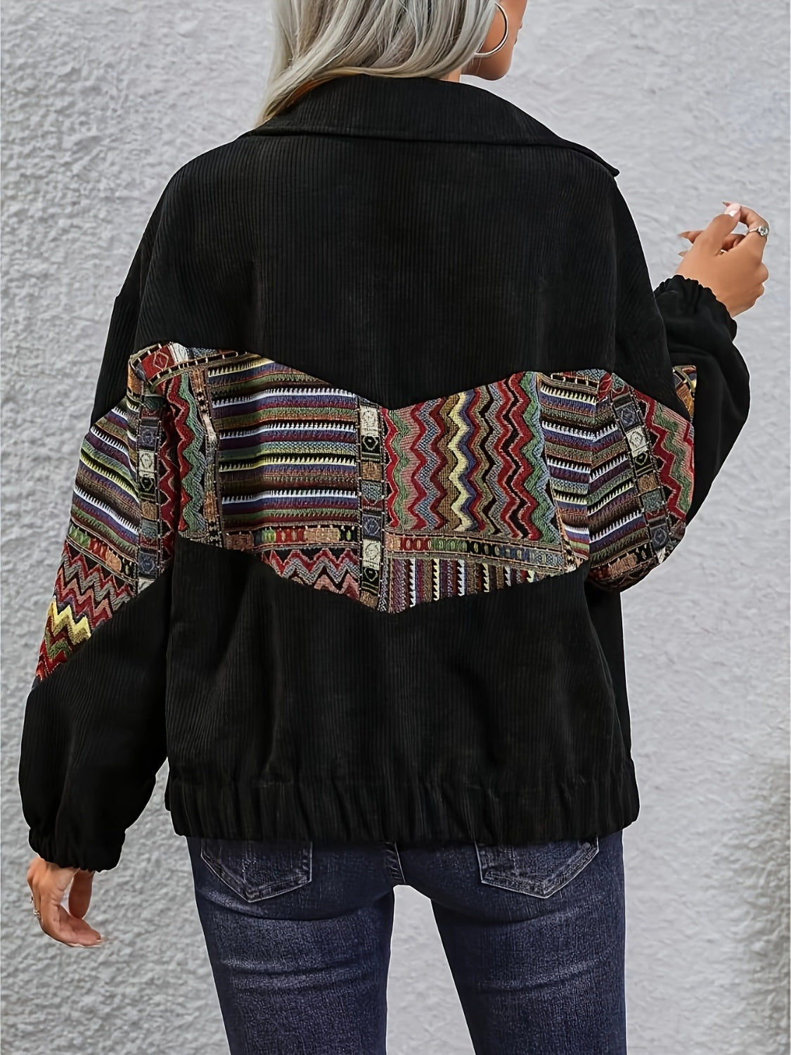Daunenjacke mit besticktem Kragen und Druckknöpfen