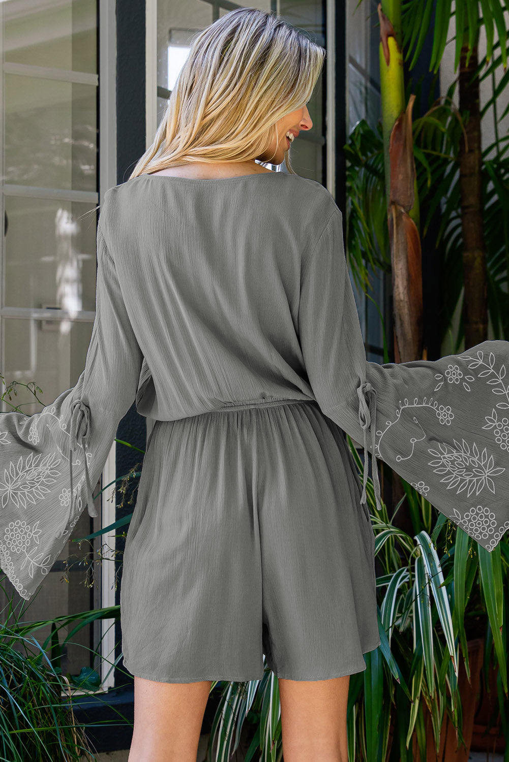 Strampler mit Überkragen und ausgestellten Ärmeln