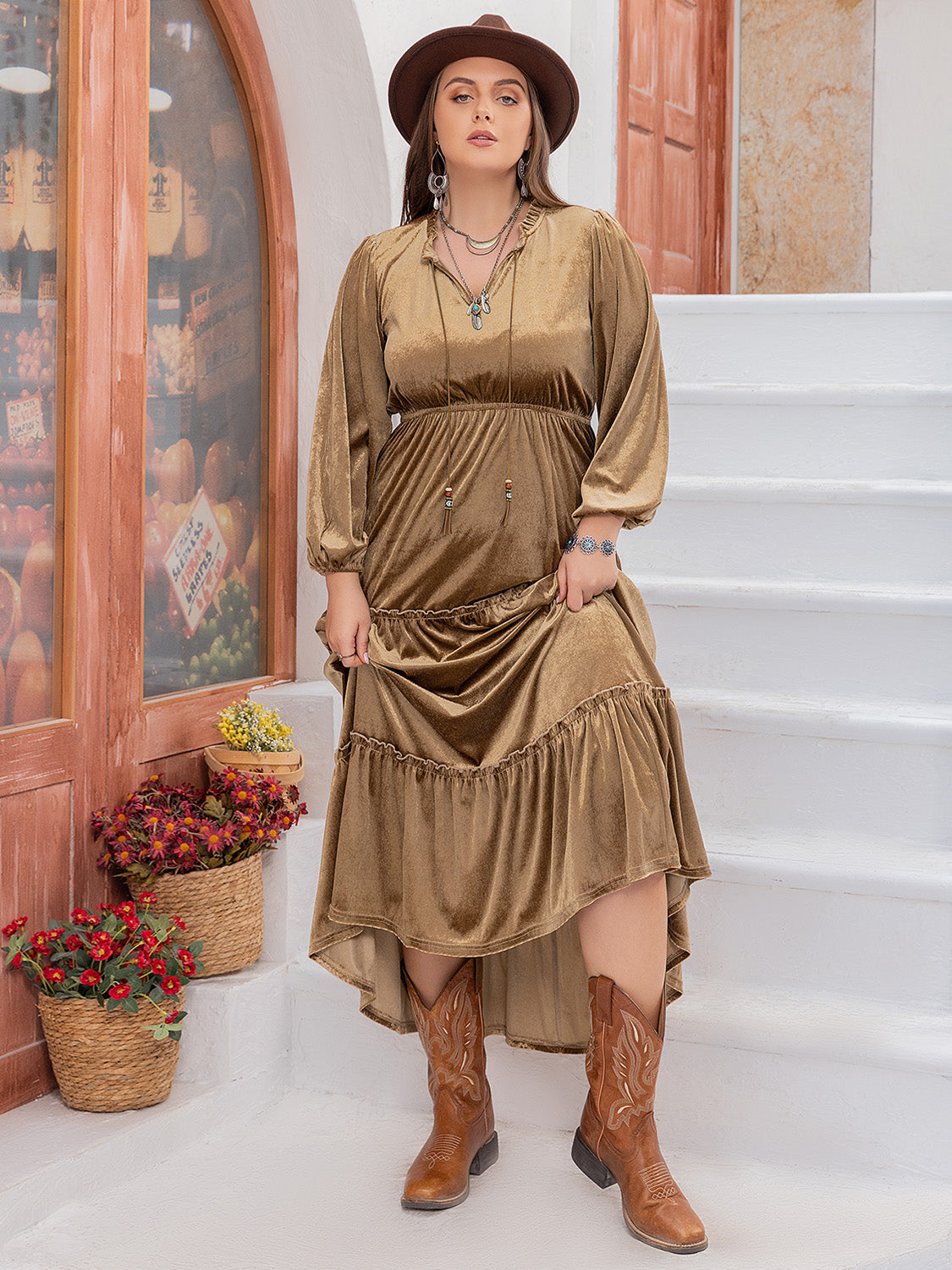 Plus Size Kleid mit Rüschen und Bindeband am Hals