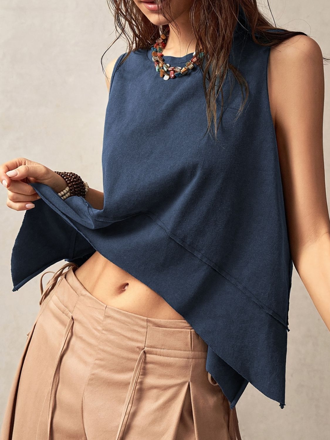 Tanktop mit sichtbarer Naht und seitlichem Schlitz und Rundhalsausschnitt