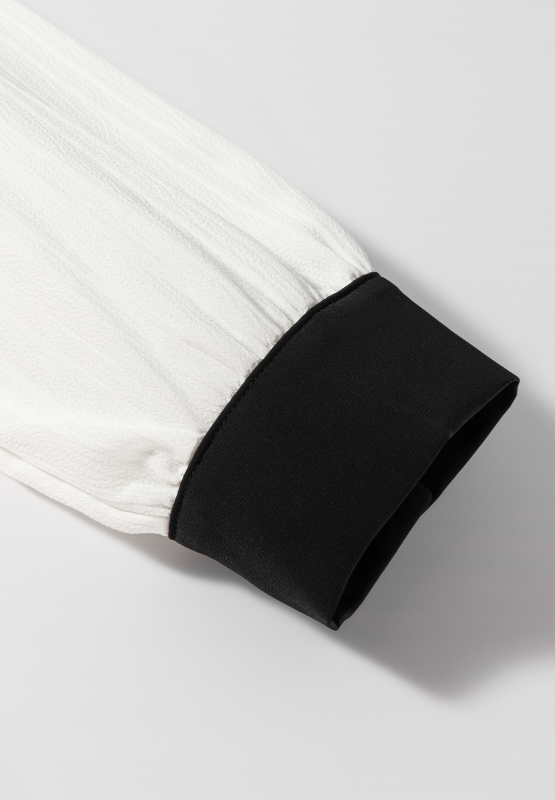 Bluse mit kontrastierenden Einkerbungen und langen Ärmeln