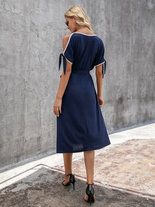 Vestido con hombros descubiertos y cuello redondo