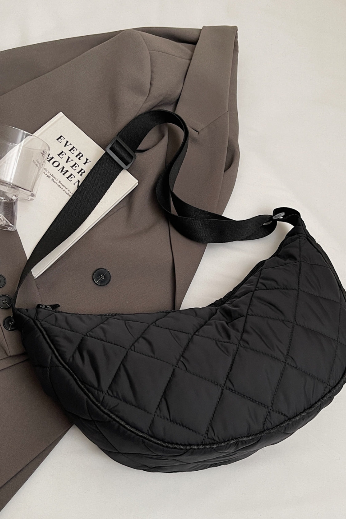 Umhängetasche mit Karomuster, gestepptem und verstellbarem Riemen