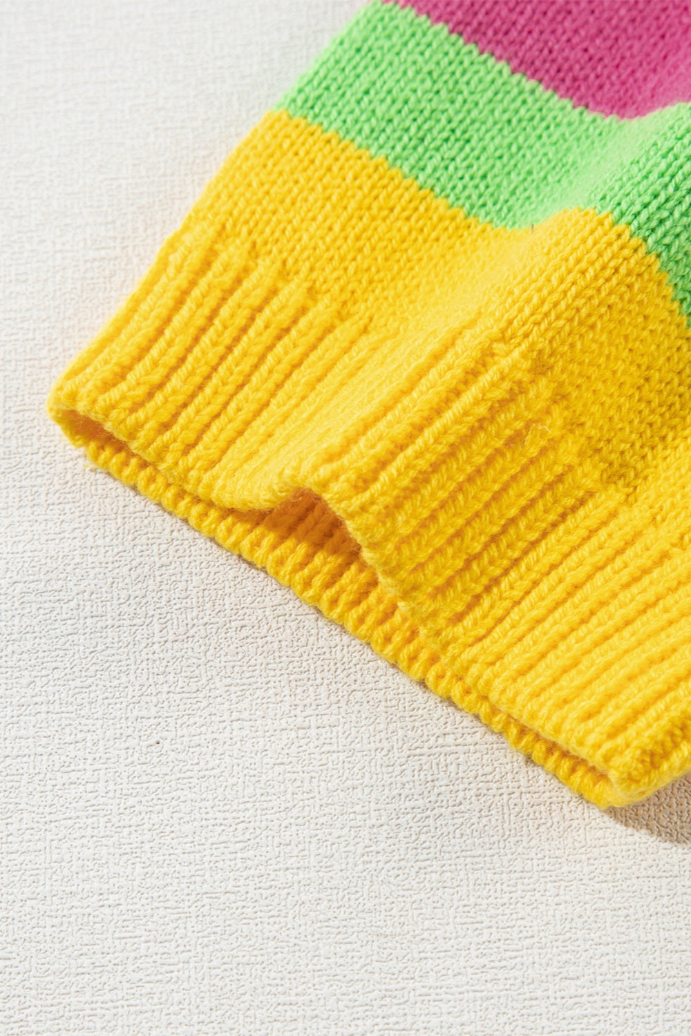 Strickoberteil mit Rundhalsausschnitt und halblangen Ärmeln in Farbblock-Optik