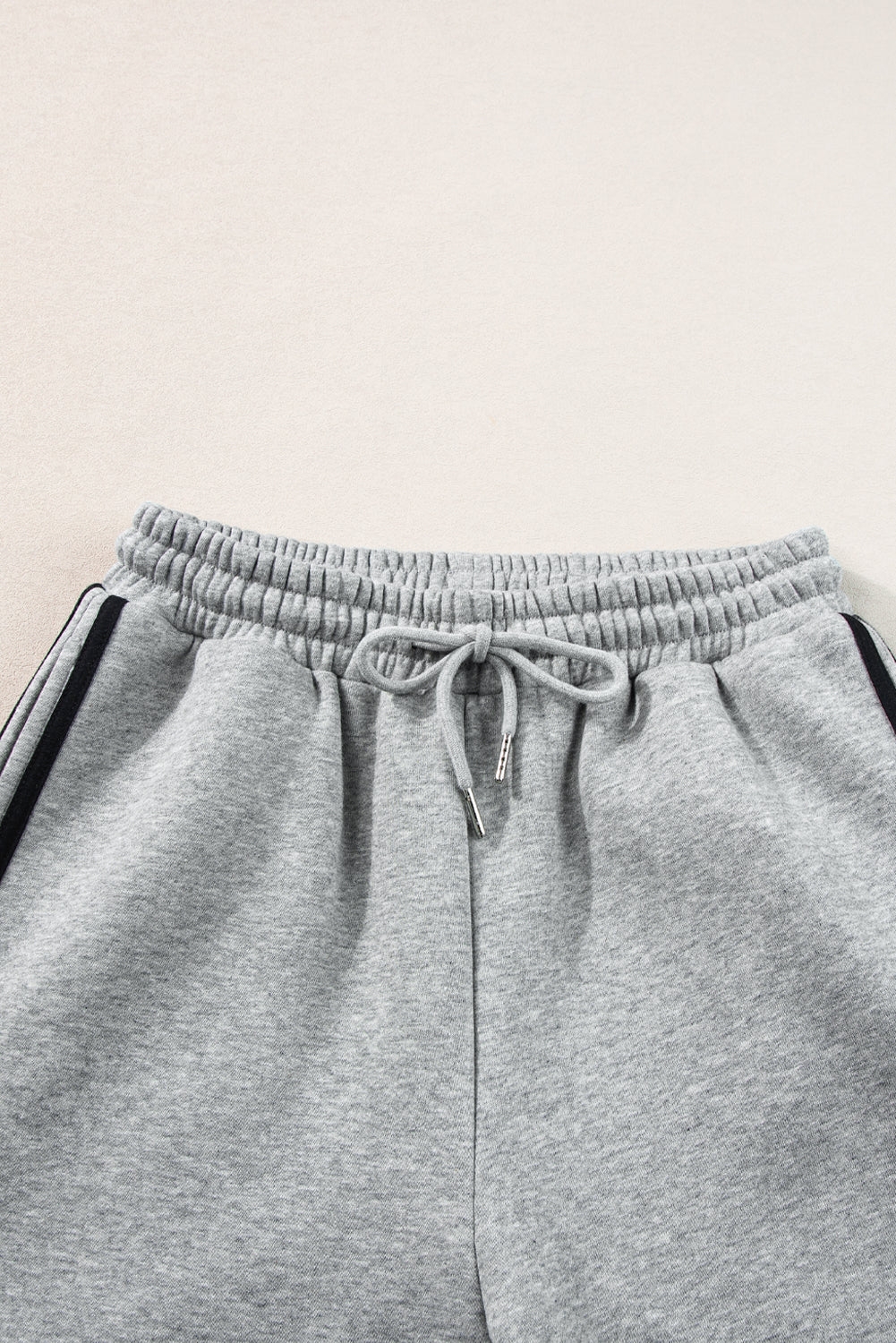 Active Set aus Oberteil und Hose mit seitlichen Streifen und Rundhalsausschnitt