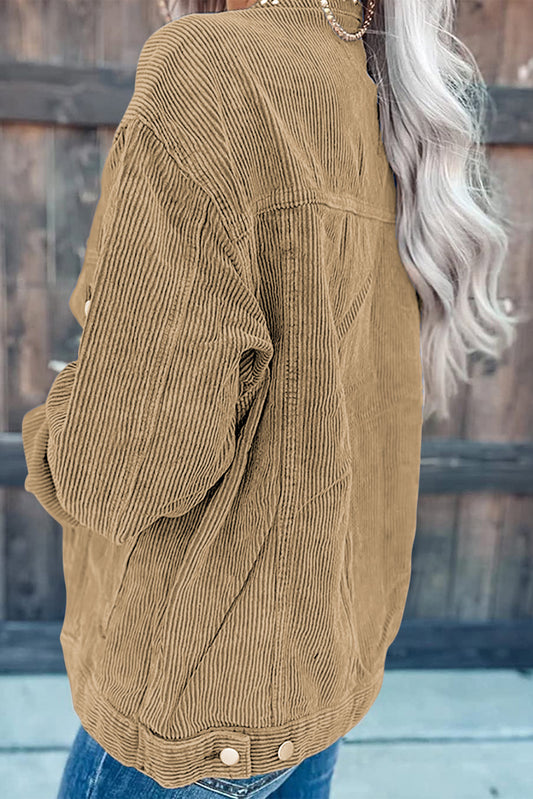 Jacke mit Nieten und Knöpfen und Taschen