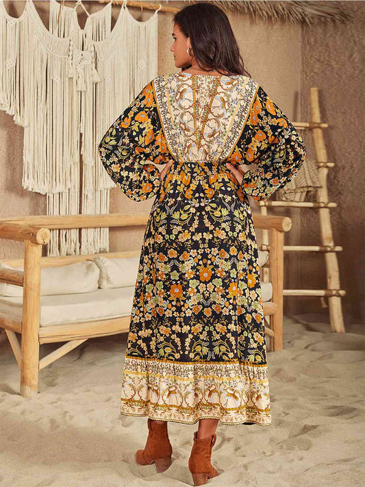 Kleid mit V-Ausschnitt, gesmokten Ballonärmeln