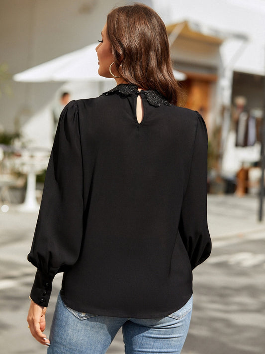 Gerüschtes Keyhole-Hemd mit Laternenärmeln