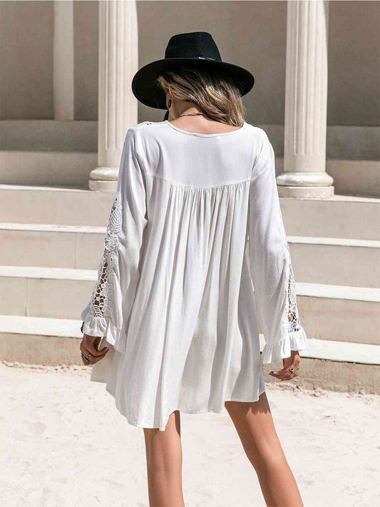 Minikleid mit V-Ausschnitt und Spitzendetail