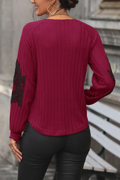 Gerippter Pullover mit V-Ausschnitt und Spitzendetail