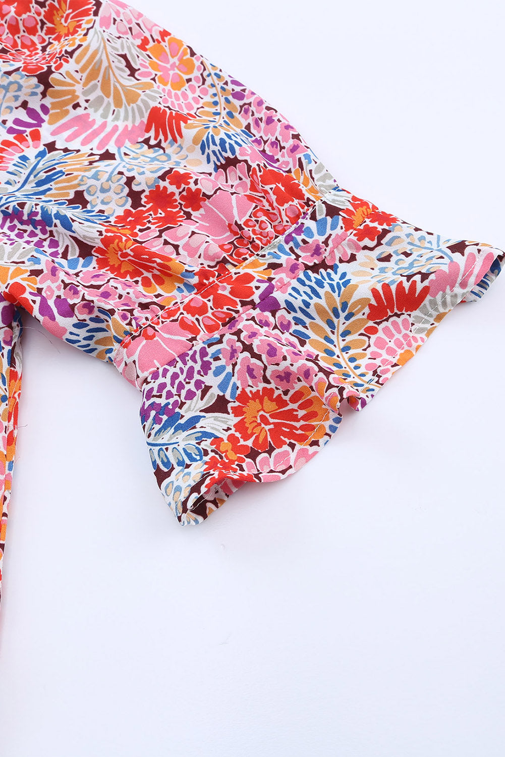 Etuikleid mit Blumenmuster, eingekerbtem Ausschnitt und Volantärmeln