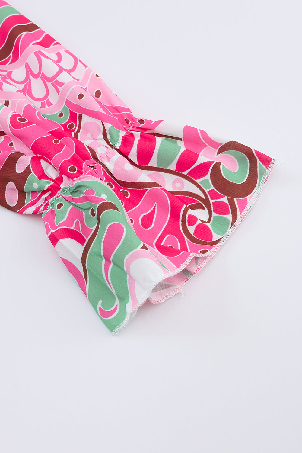 Bedrucktes Kleid mit Überkragen und Volantärmeln