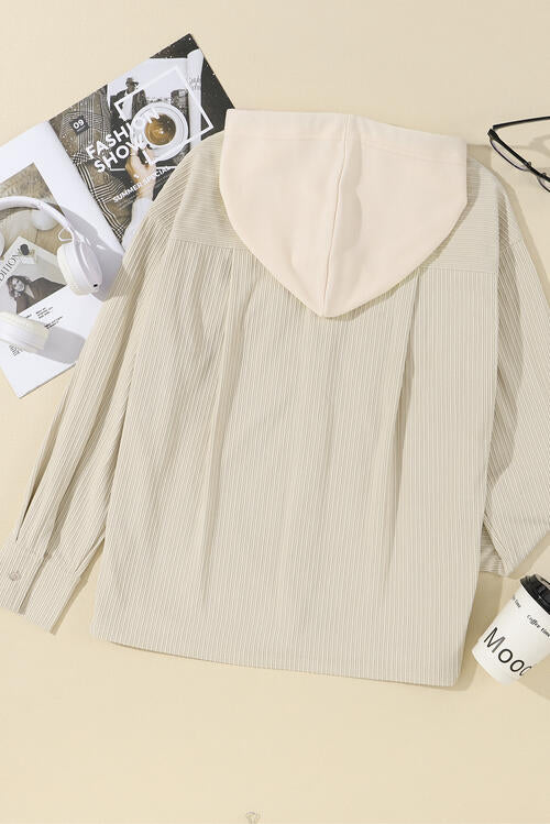 Langärmlige Jacke mit Kapuze und Taschen