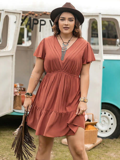 Double Take Plus Size – Kurzärmliges Kleid mit Rüschensaum und V-Ausschnitt