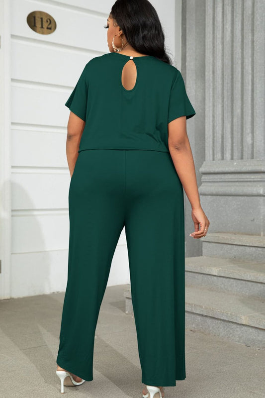 Kurzärmliger Jumpsuit mit Kordelzug in der Taille in Übergröße