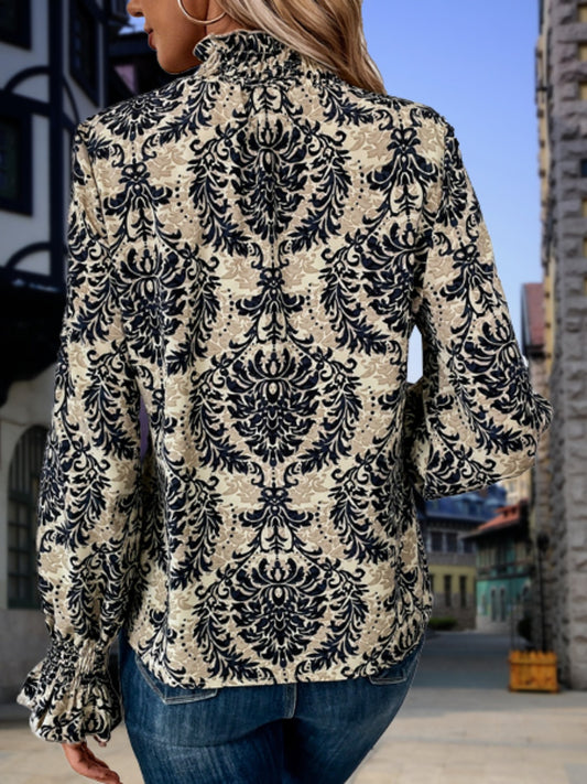 Blusa con cuello simulado y estampado fruncido