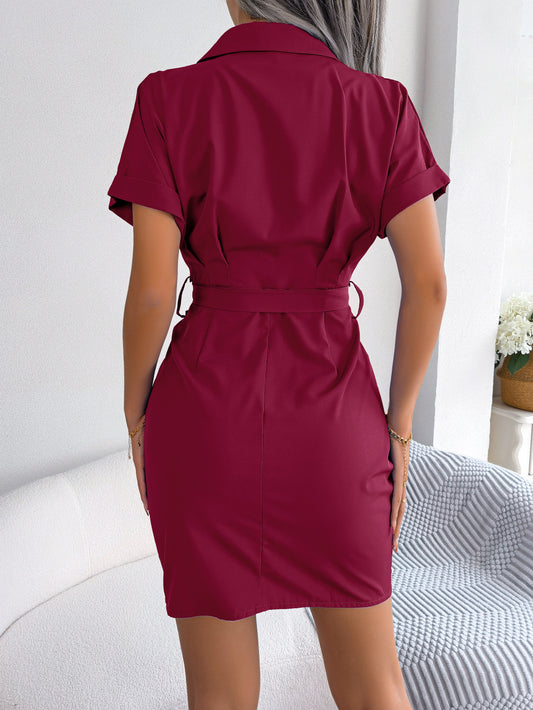 Kleid mit Knopfleiste, Rüschen und Bindegürtel