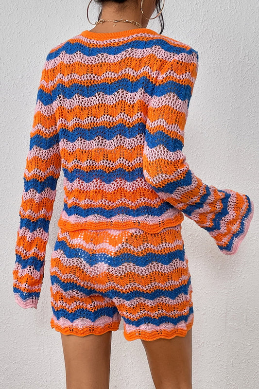 Set aus gestreiftem Pullover und Strickshorts