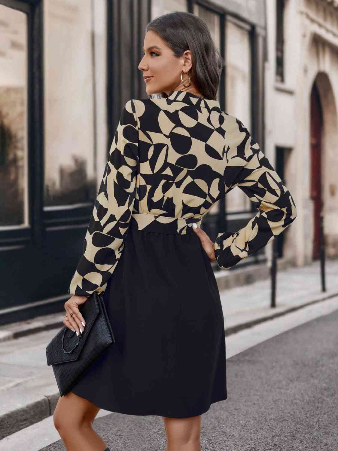 Kleid mit kontrastierendem Einschnitt und Bindeband vorn