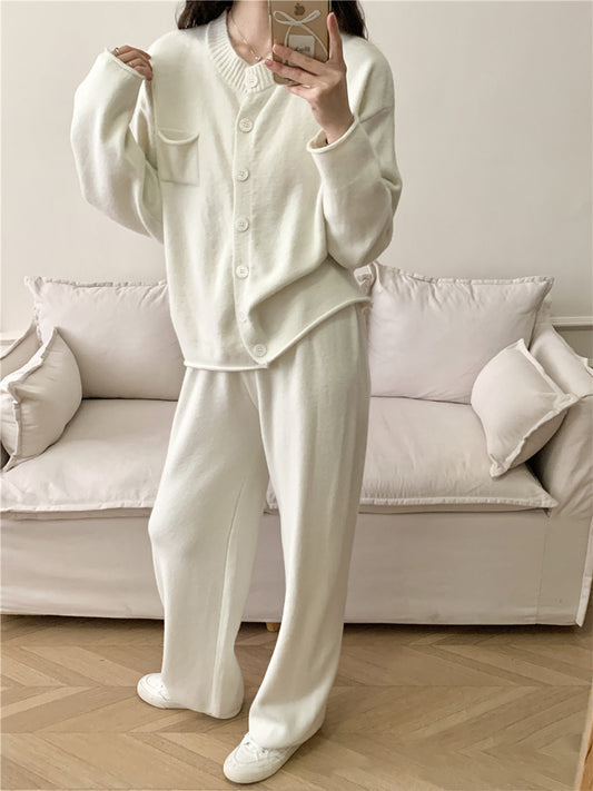 Set aus Strickjacke mit Rundhalsausschnitt und Knopfleiste und Hose