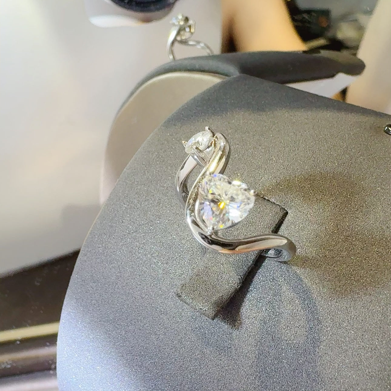 1,3 Karat Moissanit 925 Sterling Silber Ring mit unregelmäßiger Form