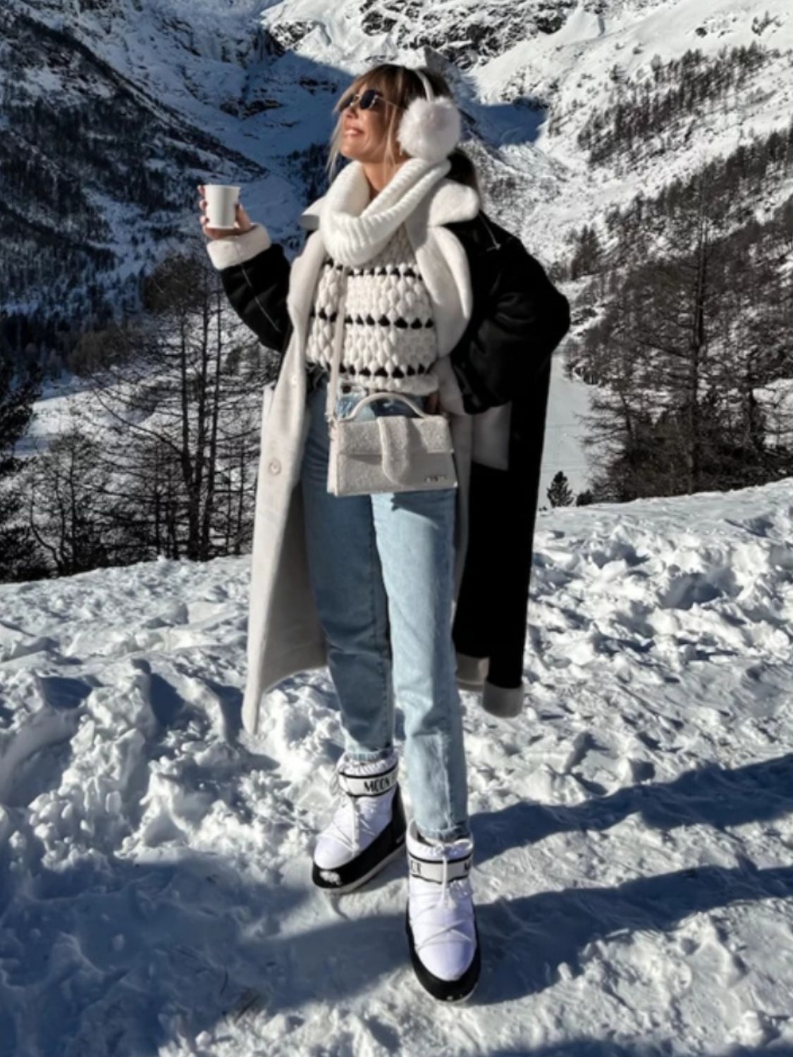 Pullover mit Rundhalsausschnitt und langen Ärmeln in Kontrastfarbe