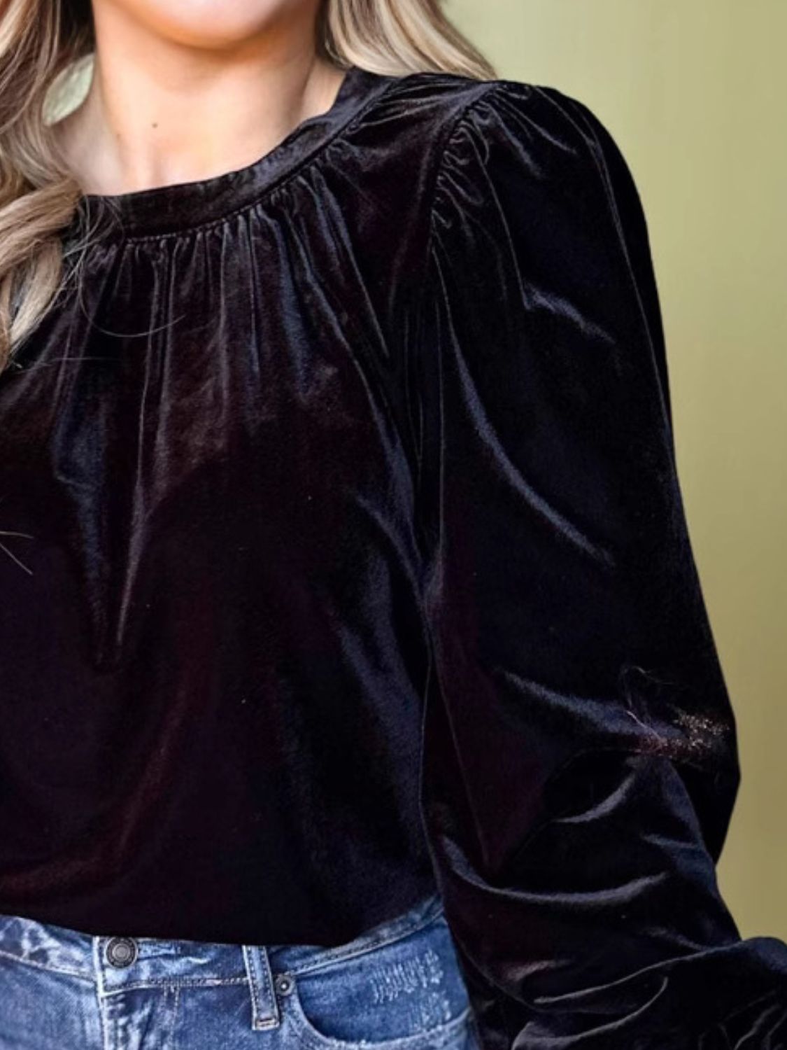 Gerüschte Bluse mit Rundhalsausschnitt und langen Ärmeln